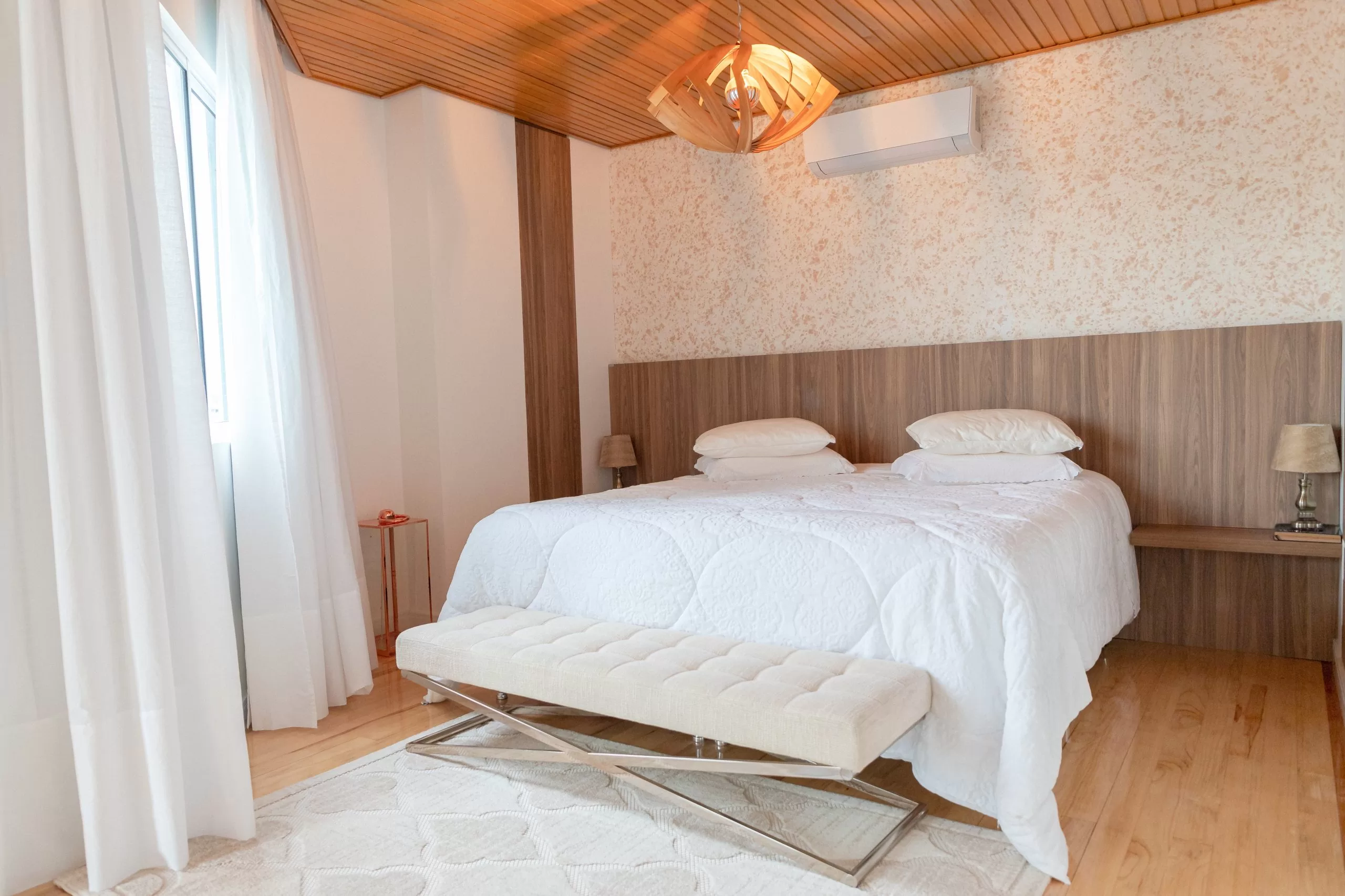 Quarto ambientado com parede decorada Ecodecor
