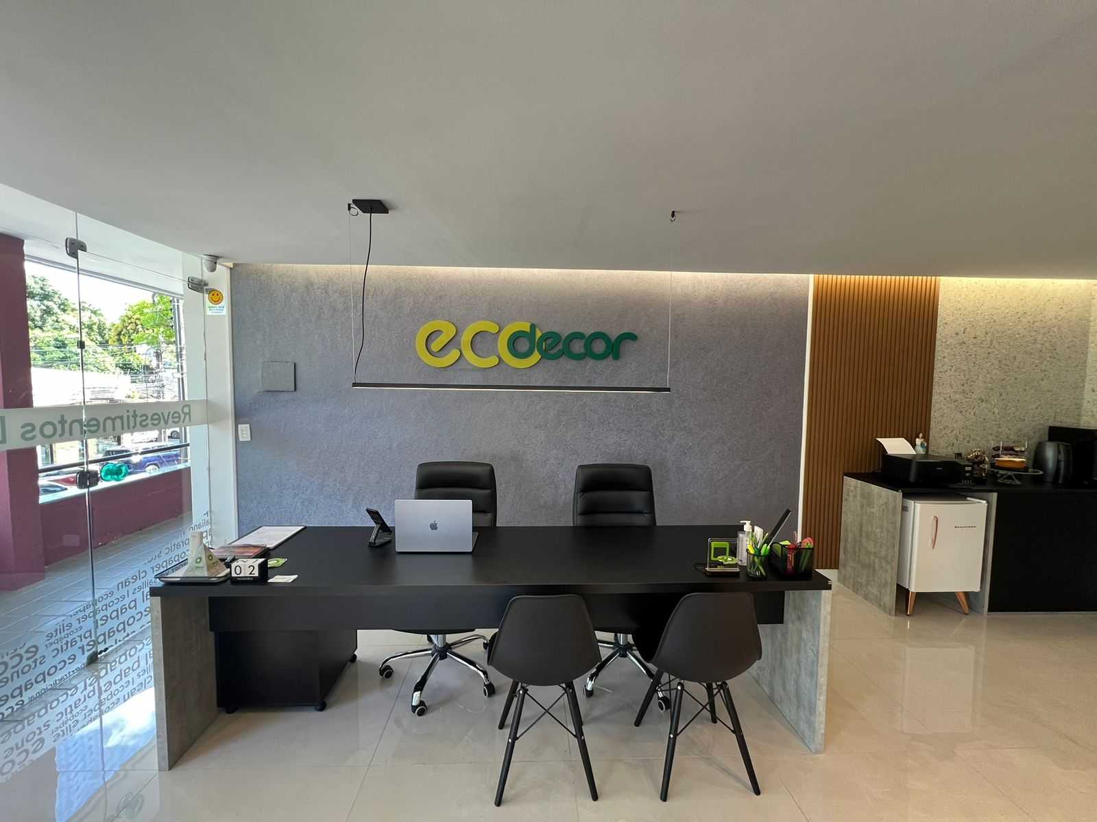 Detalhe da marca Ecodecor na fachada
