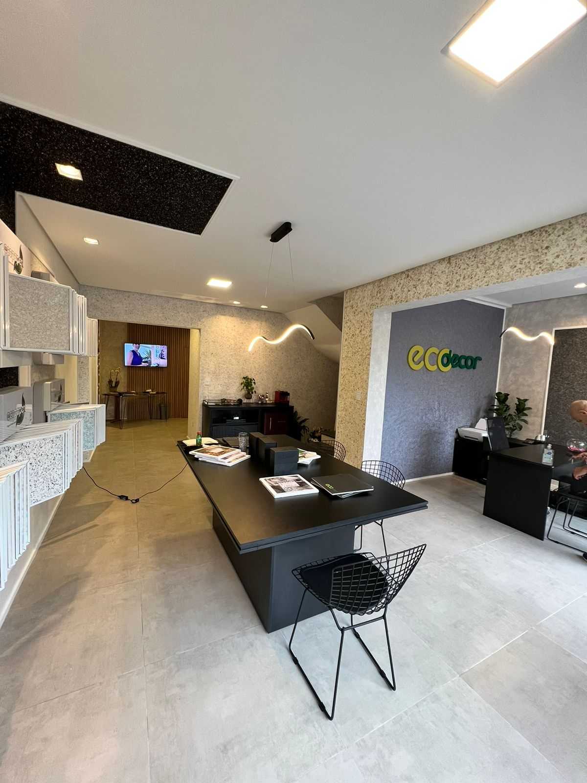 Showroom Ecodecor com mostruário de revestimentos