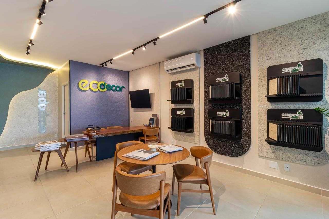 Interior de loja Ecodecor ambientada com mostruário de revestimentos
